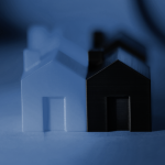 Blaues und schwarzes Miniaturhaus | Foto von © Jakub Zerdzicki