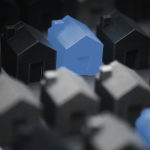 Blaues Miniaturhaus inmitten von grauen und schwarzen Miniaturhäusern | Foto von © Jakub Zerdzicki